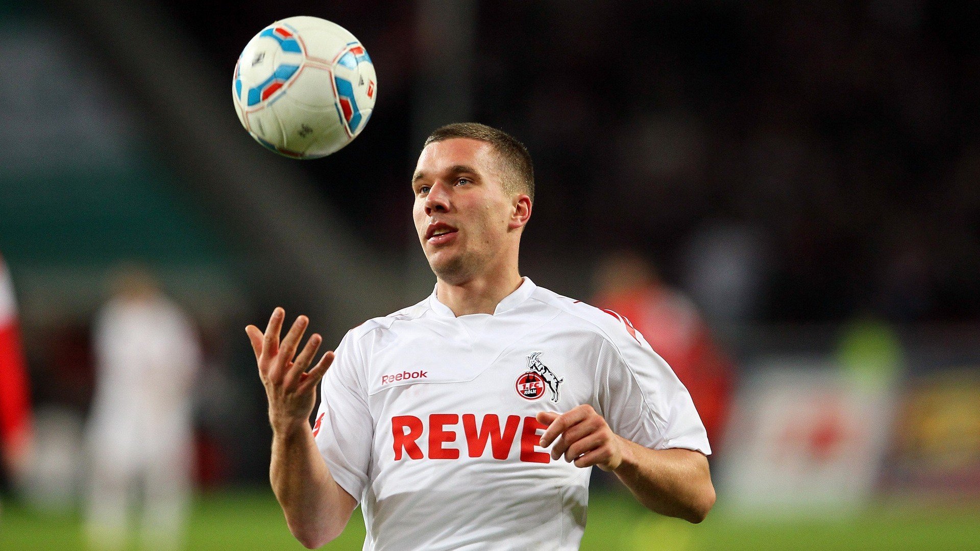 地级市足球基础设施建设持续推进，赛场环境全面改善，足球基地建设标准